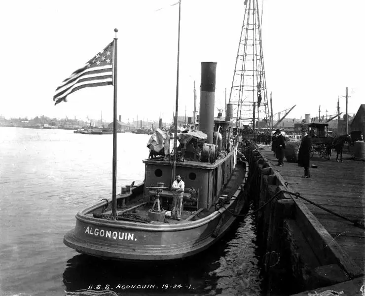 The harbor tug USS Algonquin has a pedestal mounted Browning Model 1895 6mm machine gun on her aft deck. 