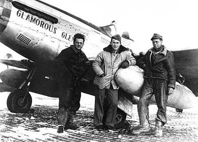 Chuck Yeager, center, and his ground crew pose with his P-51 nicknamed “Glamorous Glennis” 