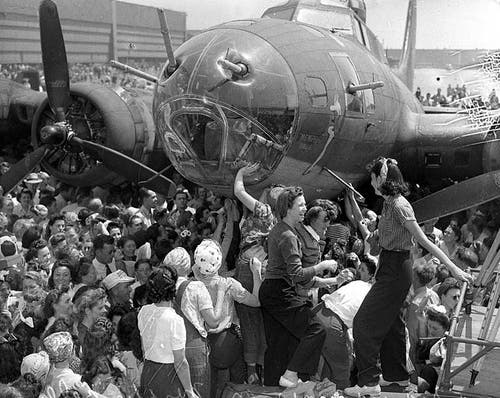 “Memphis Belle” is thronged by admirers in Los Angeles