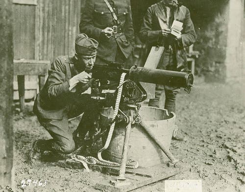 Val Browning demonstrating the Model 1917 Browning machine gun. 