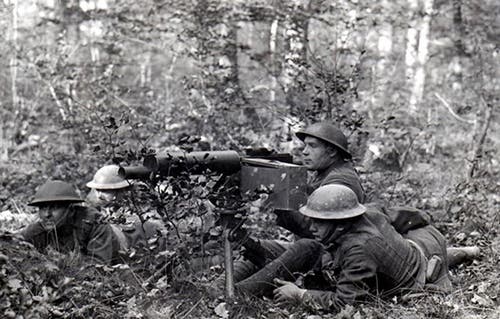 Four soldiers setup with US Model 1917 Browning machine gun. 